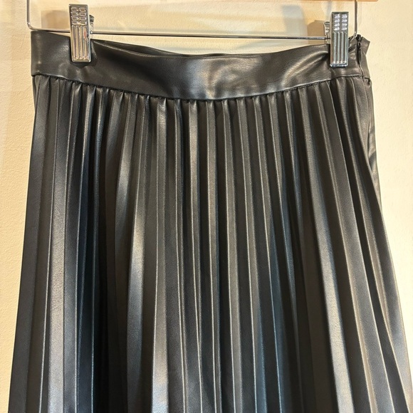 ZARA Sz XS Midi Skirt Liquid Leather Look Vegan Pleated Lace Trimmed In Black - Picture 3 of 8